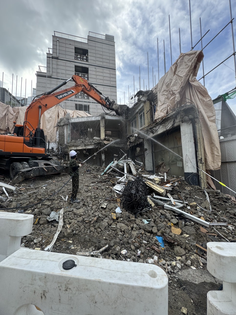 서울 구건물 전면 해체 철거 중 굴삭기 포크레인 투입 현장 - 안전한철거
